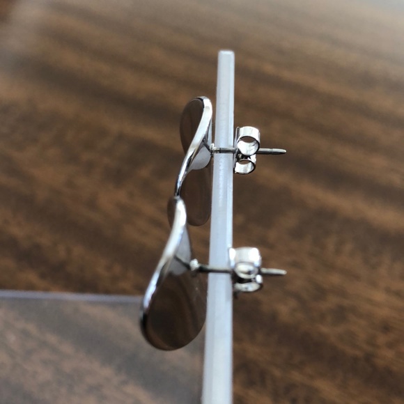 Vintage Avon curved disc pierced earrings silver tone - Picture 7 of 16